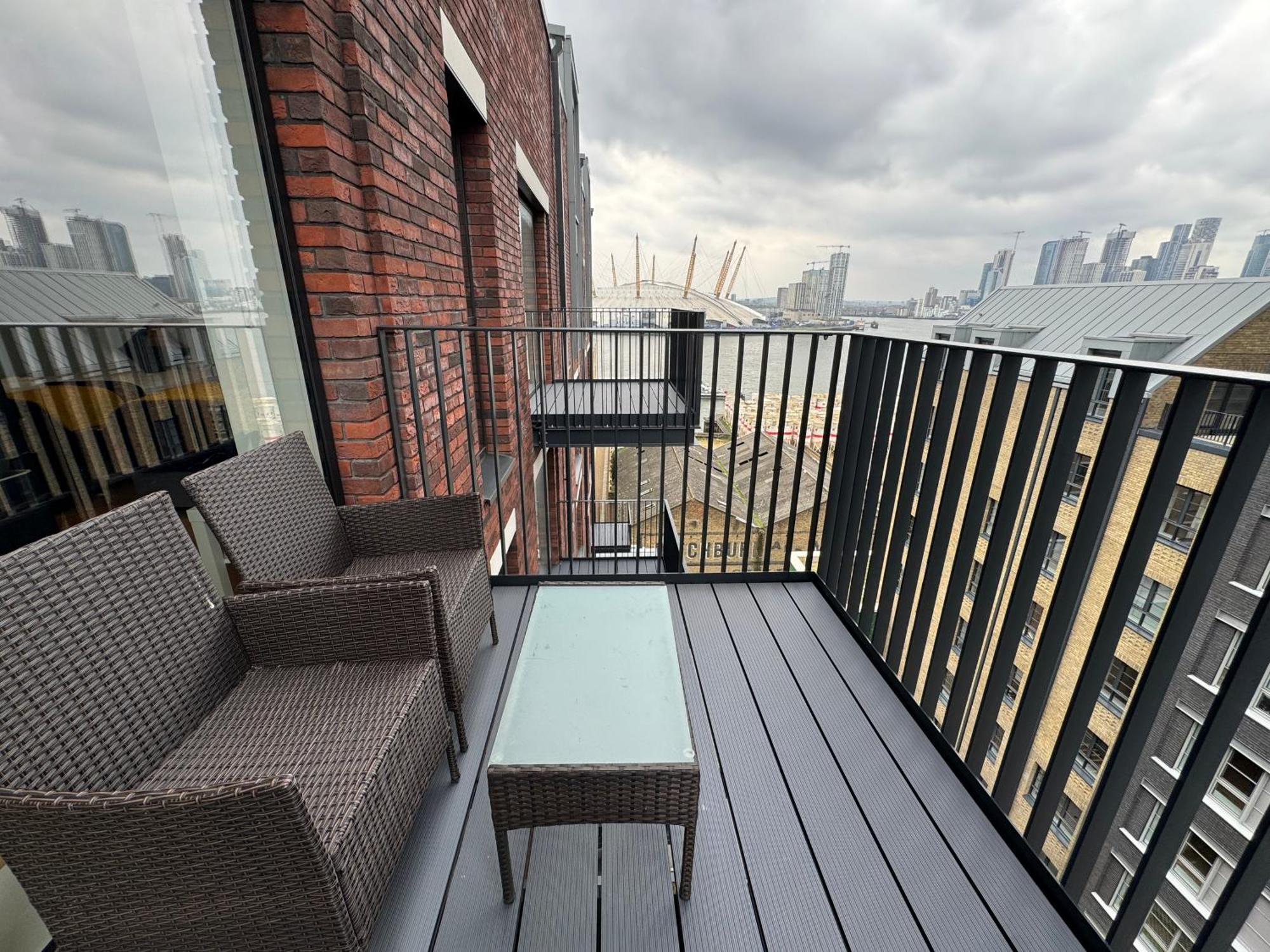 London Luxury Flat With Balcony, River View, O2 Arena, Excel, Canary Wharf, Station Daire Dış mekan fotoğraf